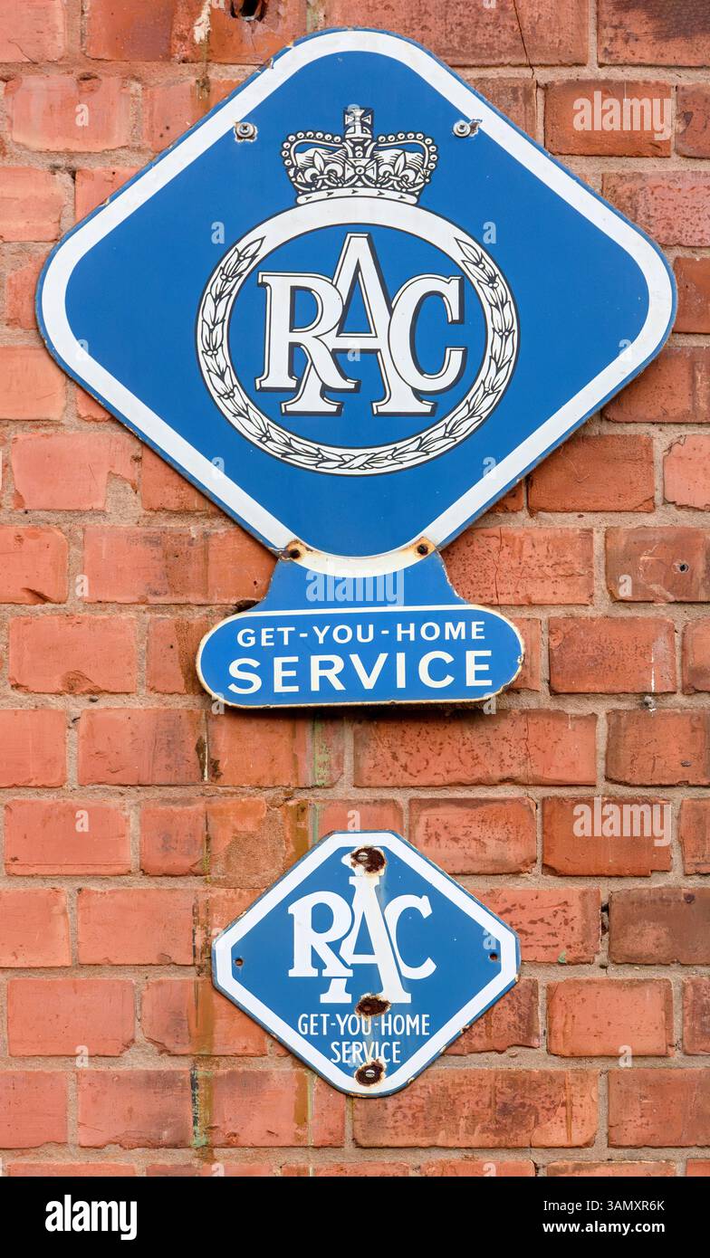 Indicazioni stradali vintage RAC 'Get You Home Service' presso il Nottingham Transport Heritage Centre, Ruddington, Nottinghamshire, Inghilterra, Regno Unito Foto Stock
