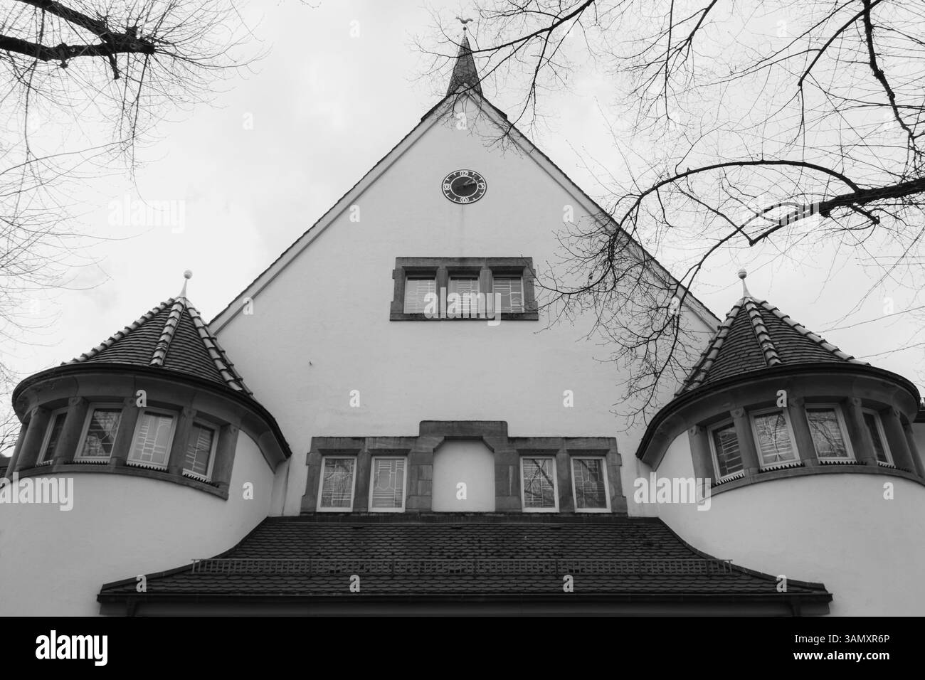 Esslingen, Germania - 1 aprile 2025: Edificio della chiesa di San Giovanni esterno della chiesa locale nella città di Esslingen Foto Stock