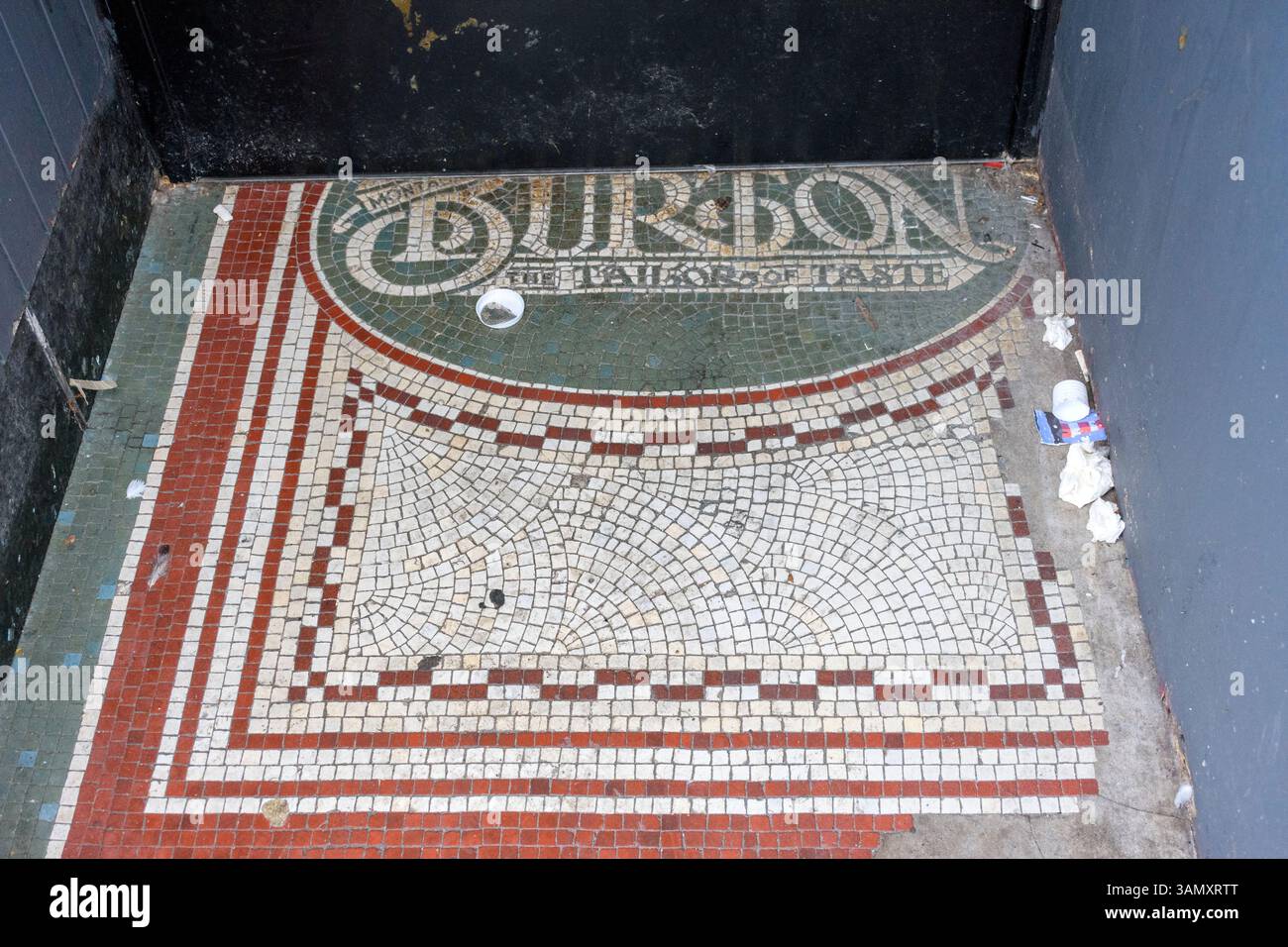 Mosaico sul pavimento di un ingresso a bordo di un ex negozio Montague Burton, Nottingham, Inghilterra, Regno Unito Foto Stock