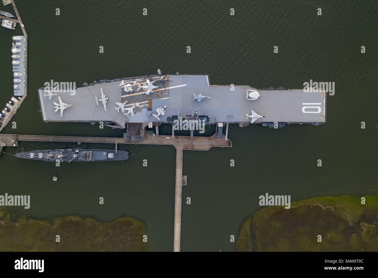 Vista aerea della USS Yorktown, una seconda guerra mondiale e museo a Mount Pleasant, Carolina del Sud, Stati Uniti. Foto Stock