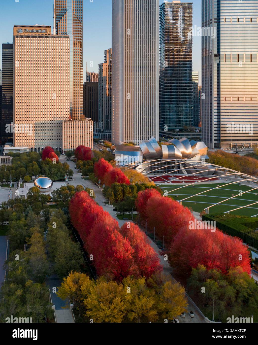 Chicago, Stati Uniti - 31 ottobre 2020: Vista aerea del centro di Chicago al tramonto, vista del Millennium Park, del Jay Pritzker Pavillon e del Cloud Foto Stock