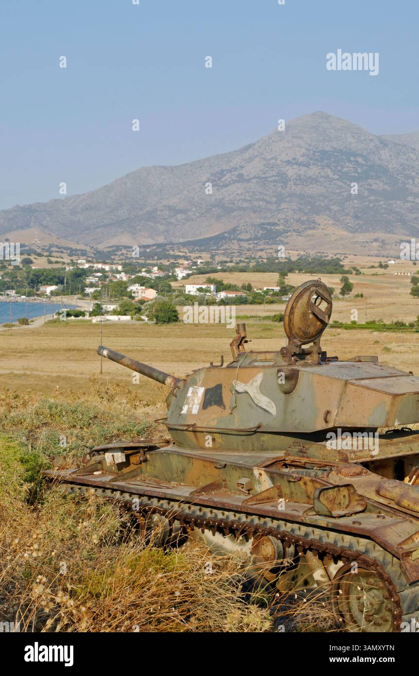 Naufragio di carri armati abbandonato in campagna, isola di Samothraki, Grecia Foto Stock
