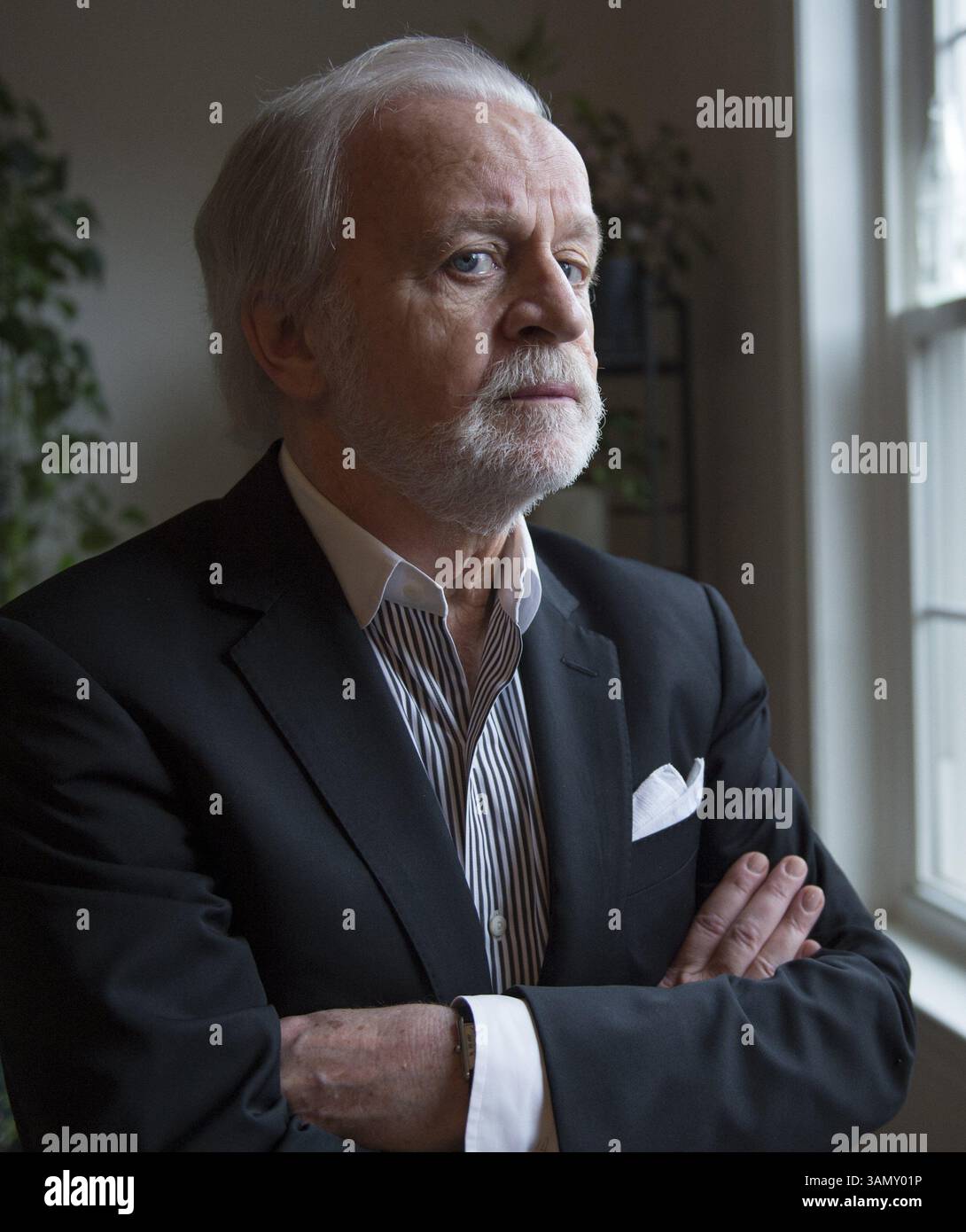 15 aprile 2014 - Washington, DC, USA - l'ex consigliere generale della CIA John Rizzo, fotografato nella sua casa di Washington, D.C., il 15 aprile 2014, è stato il principale architetto delle dure tecniche di interrogatorio utilizzate contro i detenuti terroristi in siti segreti neri di tutto il mondo dal 2002 al 2008. In qualità di ex-legge della CIA che ha controllato il controverso programma, respinge le scoperte trapelate di una indagine quadriennale del Senate Intelligence Committee che gli interrogatori grezzi andavano oltre le regole stabilite dal Dipartimento di giustizia e producevano poca utile intelligence da parte dei detenuti. (Immagine di credito: © Molly Riley Foto Stock