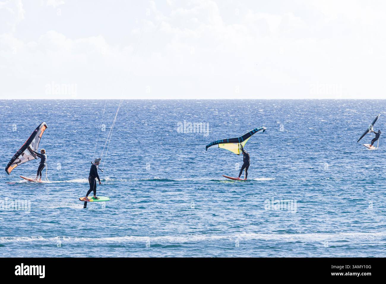 Windsurf e kitesurf in una giornata di vento brillante a El Medano sulla costa orientale di Tenerife, Isole Canarie, Spagna Foto Stock