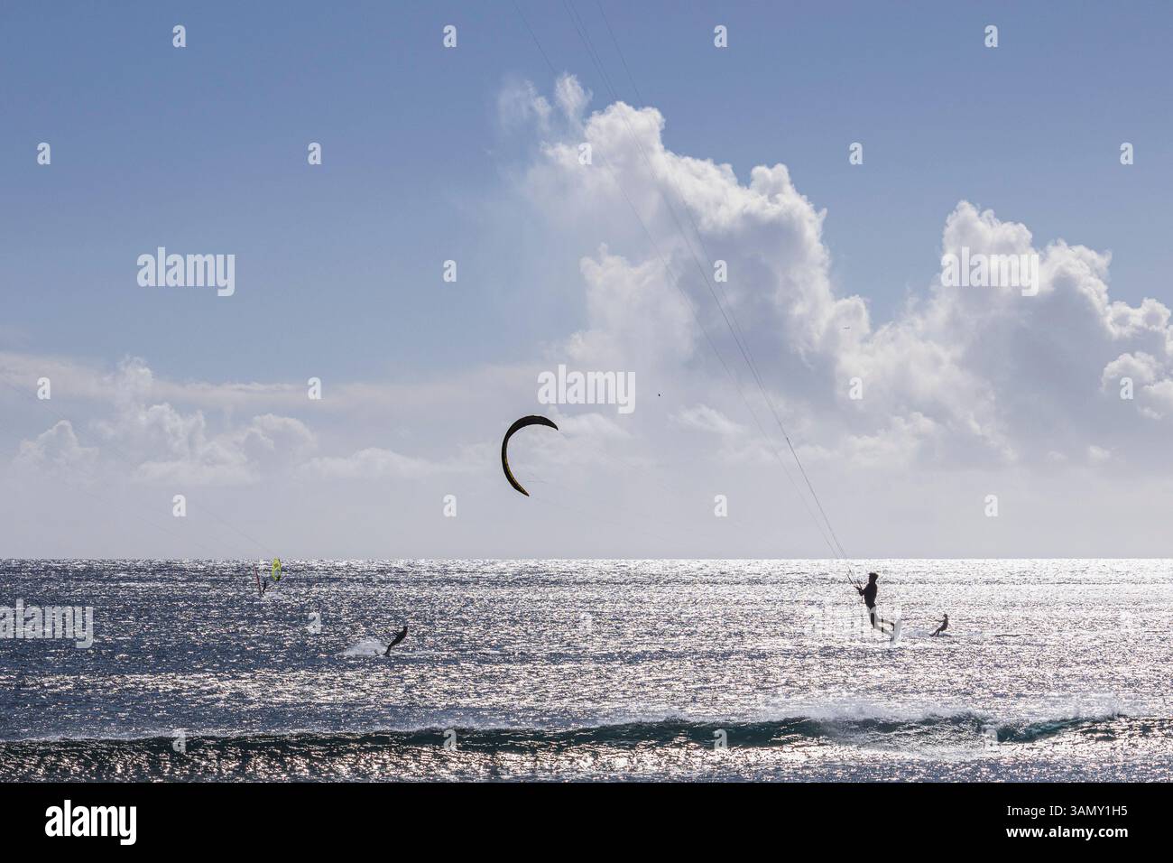 Windsurf e kitesurf in una giornata di vento brillante a El Medano sulla costa orientale di Tenerife, Isole Canarie, Spagna Foto Stock