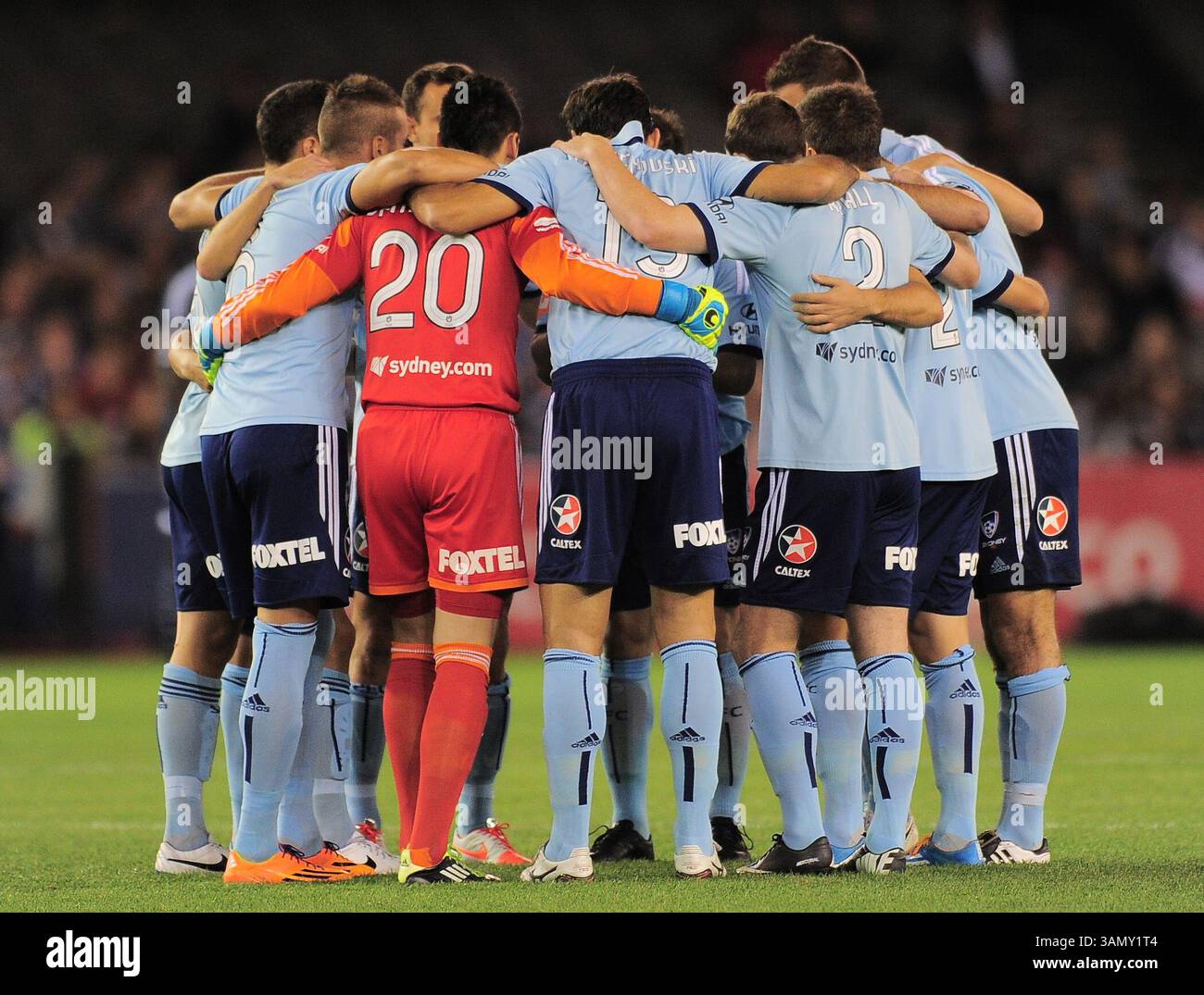 18 aprile 2014 - Melbourne, Victoria, Australia - i giocatori del Sydney FC si riuniscono prima della seconda finale di eliminazione tra Melbourne Victory e Sydney FC durante l'Australian Hyundai A-League stagione 2013/2014 all'Etihad Stadium di Melbourne, Australia. (Immagine di credito: © Theo Karanikos/ZUMAPRESS.com) Foto Stock