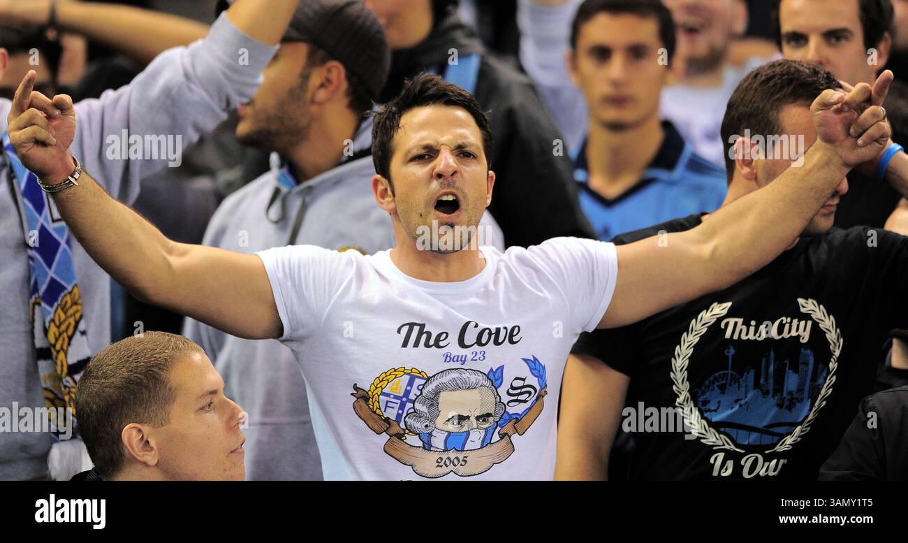 18 aprile 2014 - Melbourne, Victoria, Australia - tifoso del Sydney FC durante la seconda finale di eliminazione tra Melbourne Victory e Sydney FC durante l'Australian Hyundai A-League stagione 2013/2014 all'Etihad Stadium di Melbourne, Australia. (Immagine di credito: © Theo Karanikos/ZUMAPRESS.com) Foto Stock