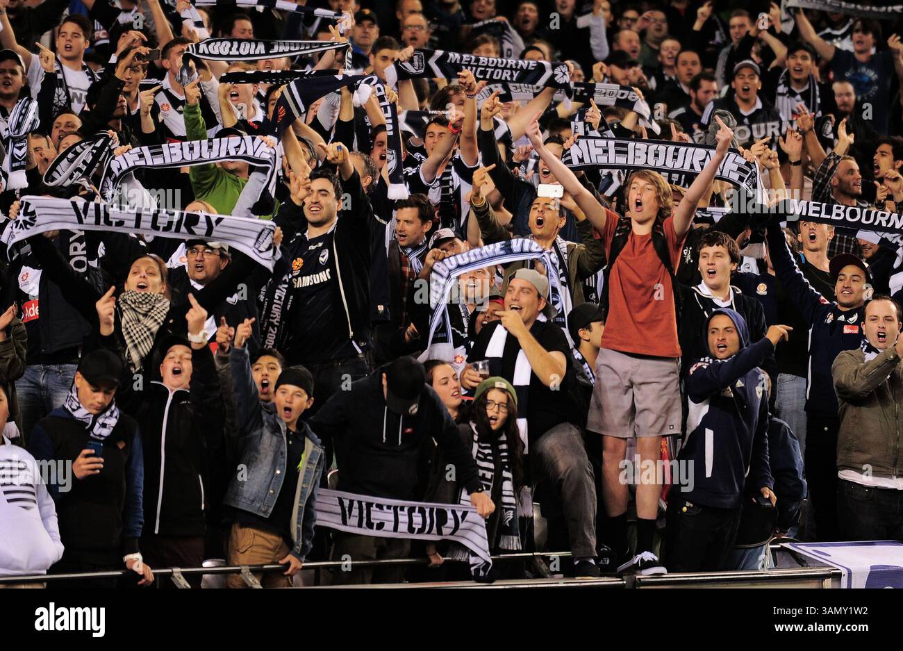 18 aprile 2014 - Melbourne, Victoria, Australia - i tifosi della Melbourne Victory esultano dopo la seconda finale di eliminazione tra Melbourne Victory e Sydney FC durante l'Australian Hyundai A-League stagione 2013/2014 all'Etihad Stadium di Melbourne, Australia. (Immagine di credito: © Theo Karanikos/ZUMAPRESS.com) Foto Stock
