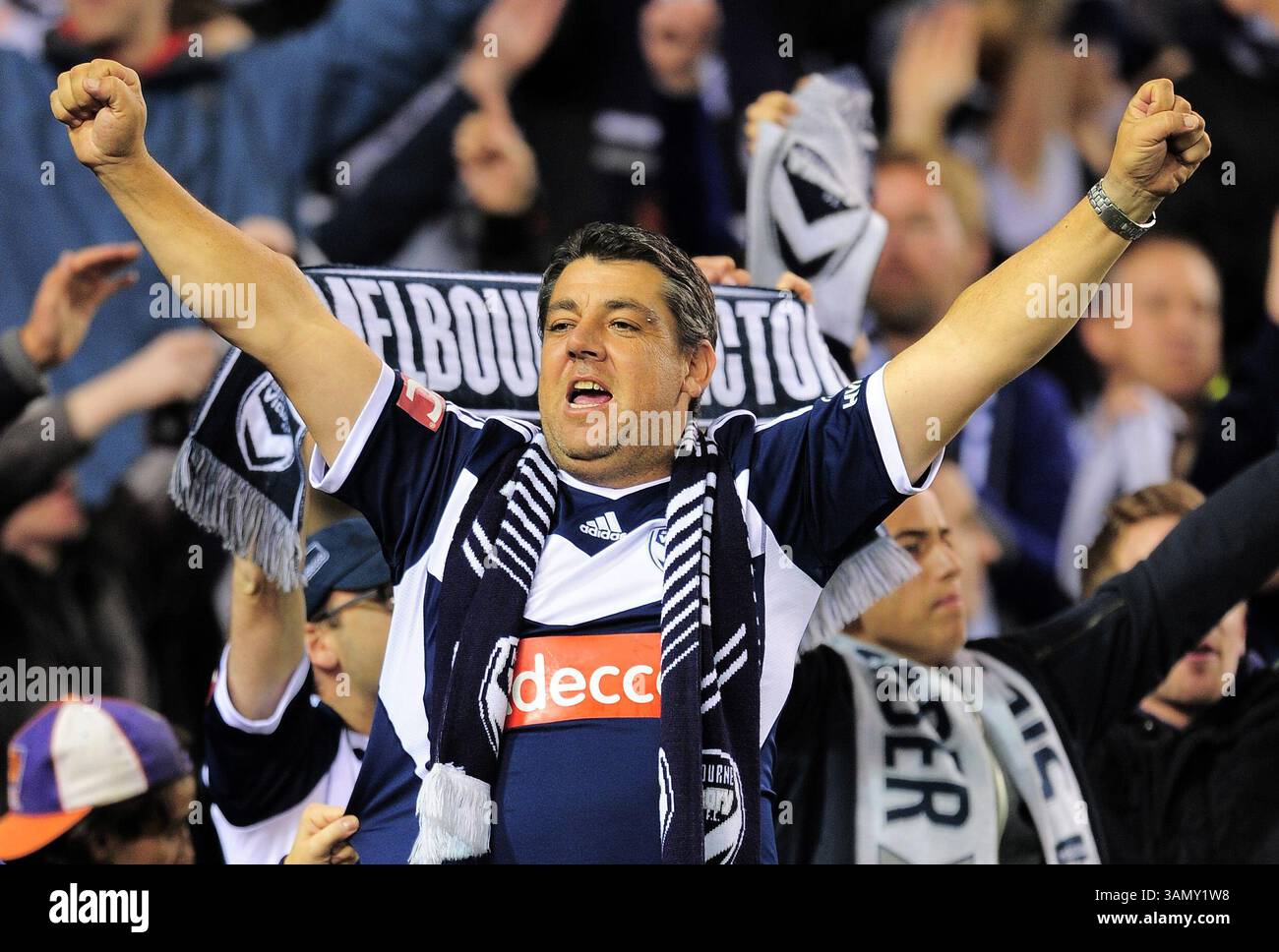 18 aprile 2014 - Melbourne, Victoria, Australia - Un tifoso della Melbourne Victory durante la seconda finale di eliminazione tra Melbourne Victory e Sydney FC durante l'Australian Hyundai A-League stagione 2013/2014 all'Etihad Stadium di Melbourne, Australia. (Immagine di credito: © Theo Karanikos/ZUMAPRESS.com) Foto Stock