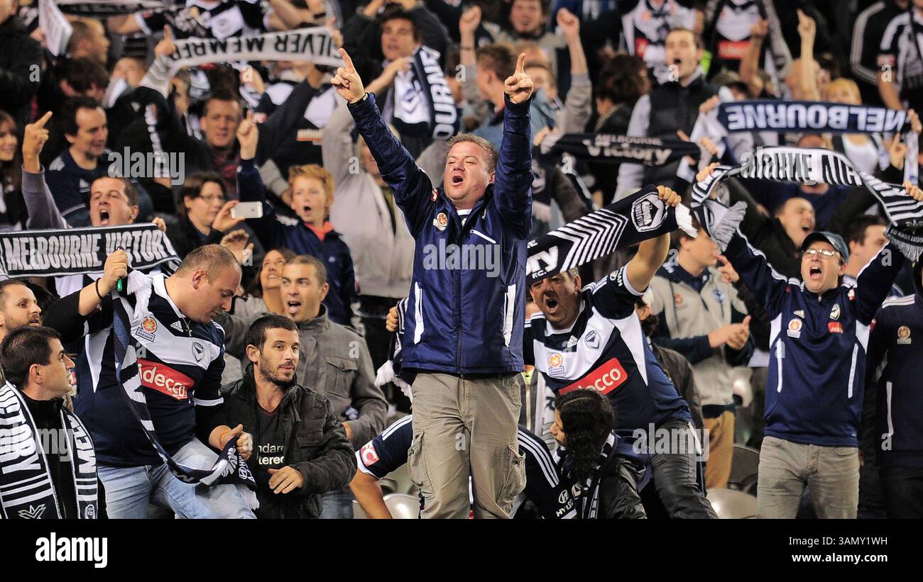 18 aprile 2014 - Melbourne, Victoria, Australia - i tifosi della Melbourne Victory esultano dopo la seconda finale di eliminazione tra Melbourne Victory e Sydney FC durante l'Australian Hyundai A-League stagione 2013/2014 all'Etihad Stadium di Melbourne, Australia. (Immagine di credito: © Theo Karanikos/ZUMAPRESS.com) Foto Stock