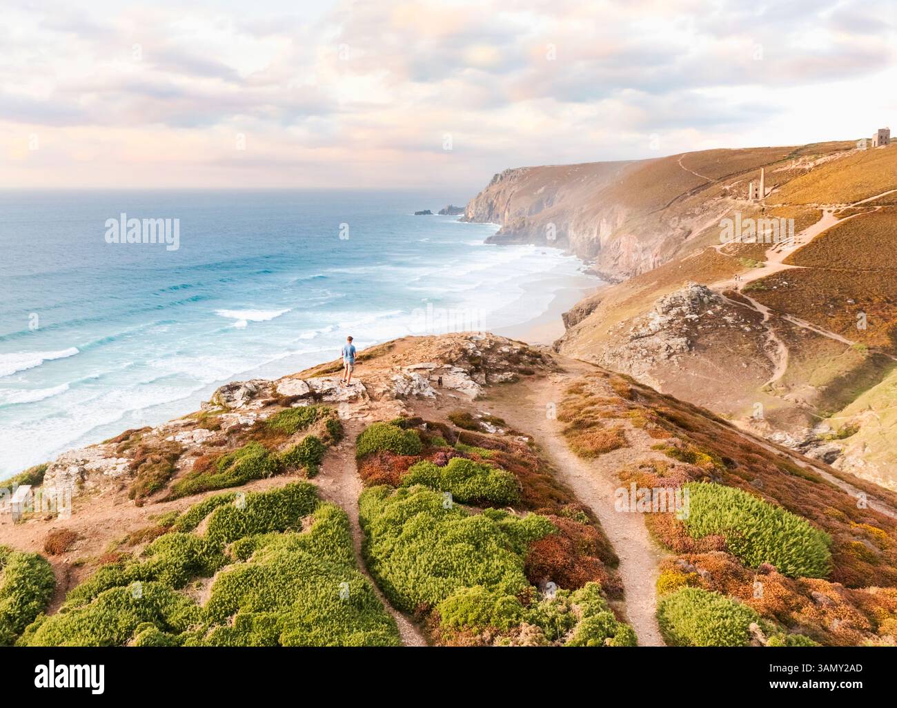 Vista aerea della spiaggia di Chapel porth con aspre scogliere e la storica miniera di wheal coates, St Agnes, Regno Unito. Foto Stock