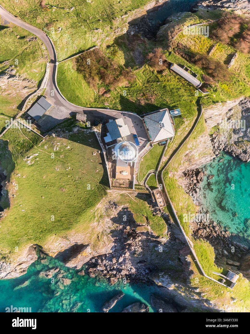 Vista aerea del faro di Start Point e promontorio roccioso vicino all'oceano, Kingsbridge, Devon, Regno Unito. Foto Stock