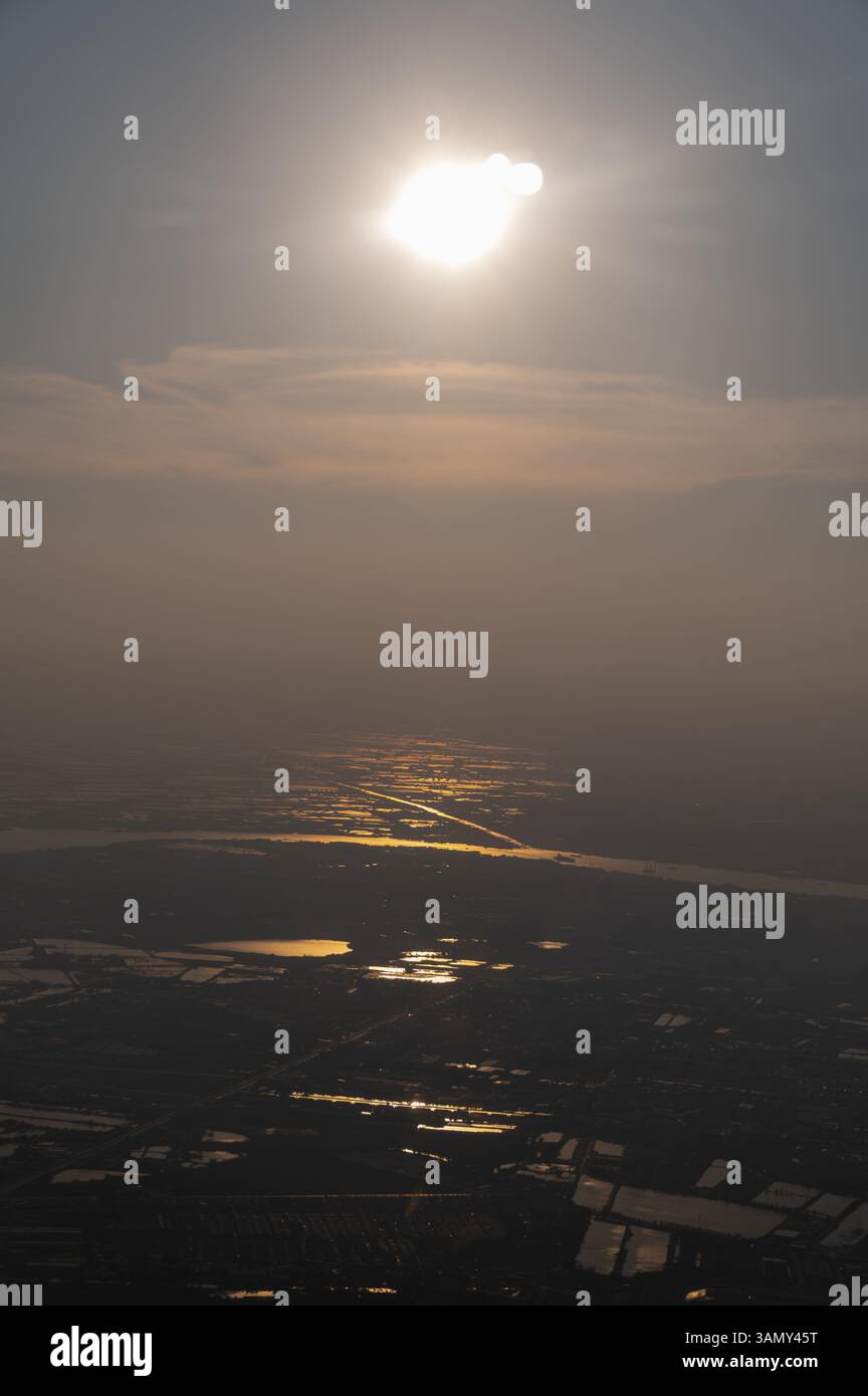 Vista panoramica di Bangkok e del quartiere, Phraeksa mai mentre il sole tramonta in Thailandia Foto Stock