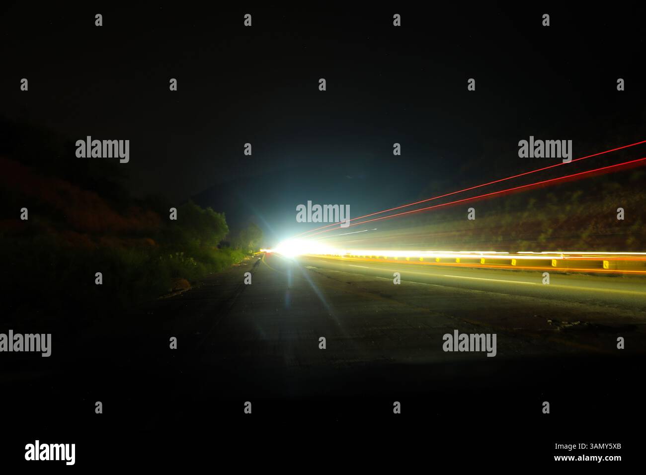 Ribbons of Light in the Night: A Journey in Motion Foto Stock