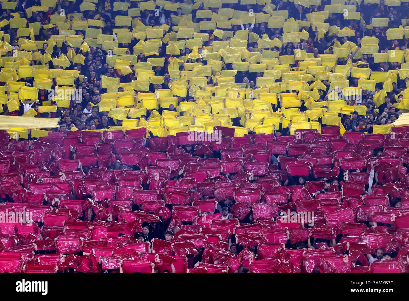 Roma, Italia. 13 aprile 2025. Roma, Italia, 13 aprile 2025. I tifosi della Roma sostengono la loro squadra prima dell'inizio della partita di calcio di serie A italiana tra Lazio e Roma allo stadio olimpico. La partita terminò 1-1. Crediti: Riccardo De Luca - aggiornamento immagini/Alamy Live News Foto Stock