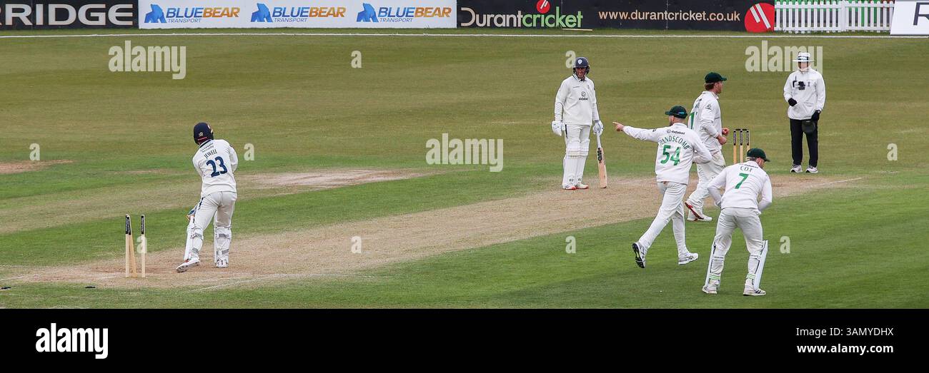 Leicester, Regno Unito. 14 aprile 2025. Il Leicestershire festeggia come numero 23, Caleb Jewell del Derbyshire viene licenziato durante il Rothesay County Championship Division 2 match tra Leicestershire CCC e Derbyshire CCC all'Uptonsteel County Ground, Leicester, Regno Unito, il 14 aprile 2025. Foto di Stuart Leggett. Solo per uso editoriale, licenza richiesta per uso commerciale. Non utilizzare in scommesse, giochi o pubblicazioni di singoli club/campionato/giocatori. Crediti: UK Sports Pics Ltd/Alamy Live News Foto Stock