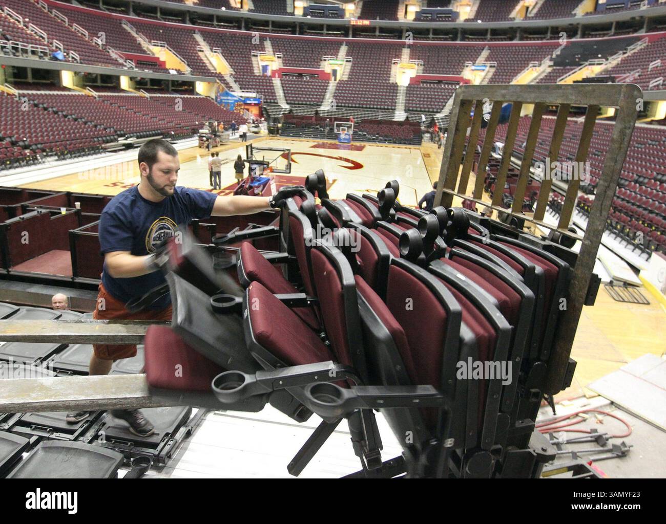 22 gennaio 2014 - Cleveland, OH, USA - Charles Bohland rimuove i posti dopo una partita dei Cavaliers alla Quicken Loans Arena di mercoledì 22 gennaio 2014, a Cleveland, Ohio, prima che l'arena subisca un rapido cambiamento in un'arena di hockey. (Immagine di credito: © Phil Masturzo/MCT/ZUMAPRESS.com) Foto Stock