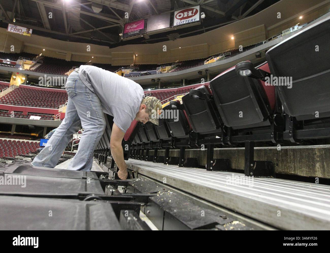 22 gennaio 2014 - Cleveland, OH, USA - Charles Bohland rimuove i posti dopo una partita dei Cavaliers alla Quicken Loans Arena di mercoledì 22 gennaio 2014, a Cleveland, Ohio, prima che l'arena subisca un rapido cambiamento in un'arena di hockey. (Immagine di credito: © Phil Masturzo/MCT/ZUMAPRESS.com) Foto Stock
