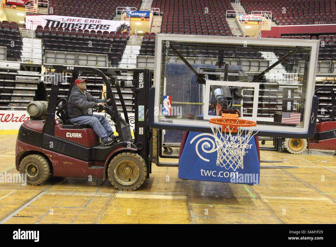 22 gennaio 2014 - Cleveland, OH, USA - Charlie Bohland Jr. Rimuove i tabelloni dopo una partita dei Cavaliers alla Quicken Loans Arena di mercoledì 22 gennaio 2014, a Cleveland, Ohio, prima che l'arena subisca un rapido cambiamento in un'arena di hockey. (Immagine di credito: © Phil Masturzo/MCT/ZUMAPRESS.com) Foto Stock