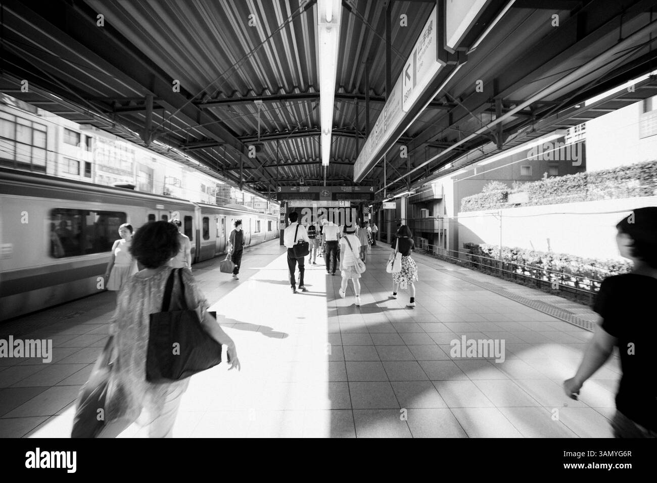 Spostamenti giornalieri per alcuni su una piattaforma a Tokyo in Giappone. Foto Stock