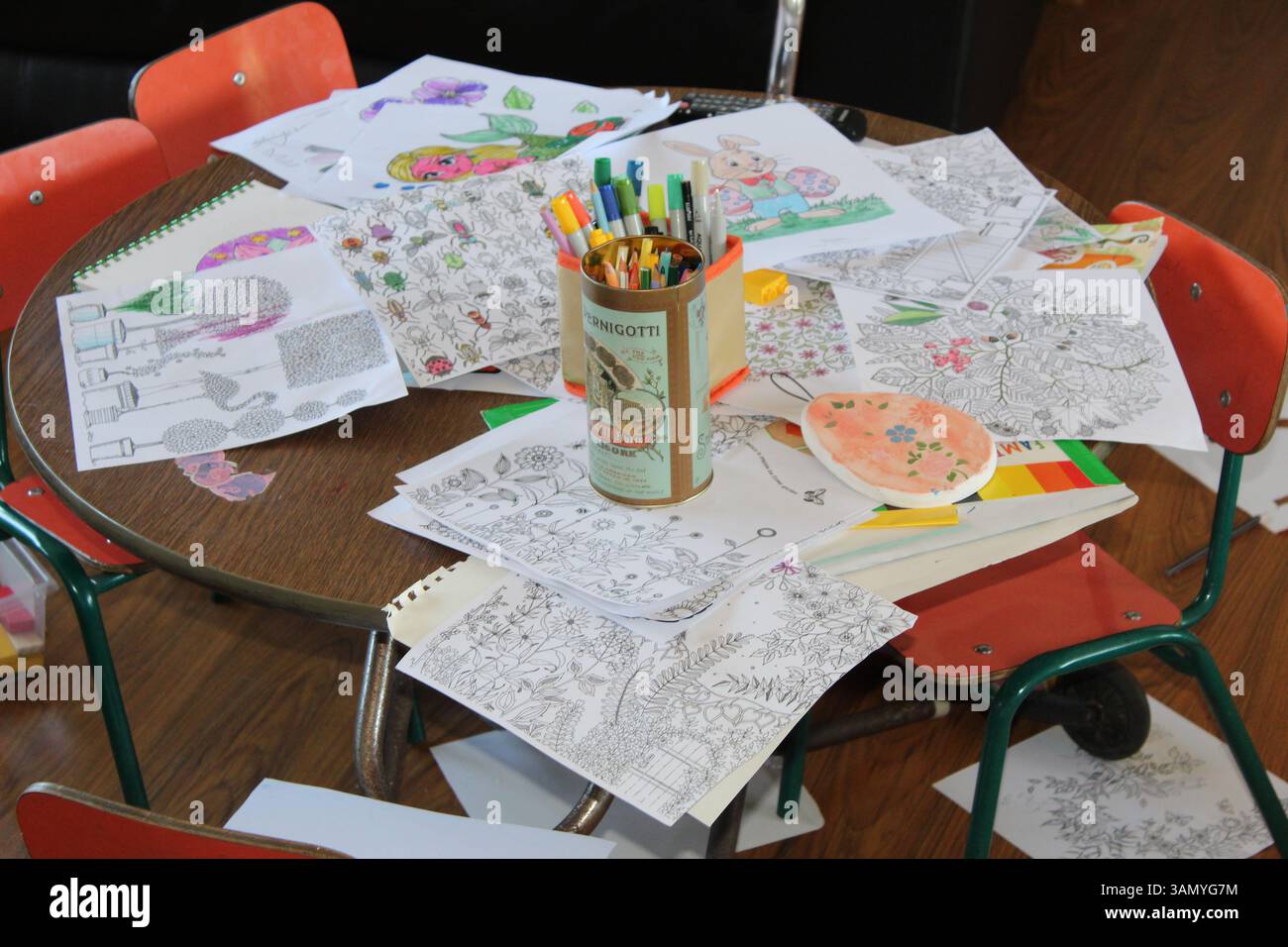 tavolo per bambini pieno di arte per bambini Foto Stock