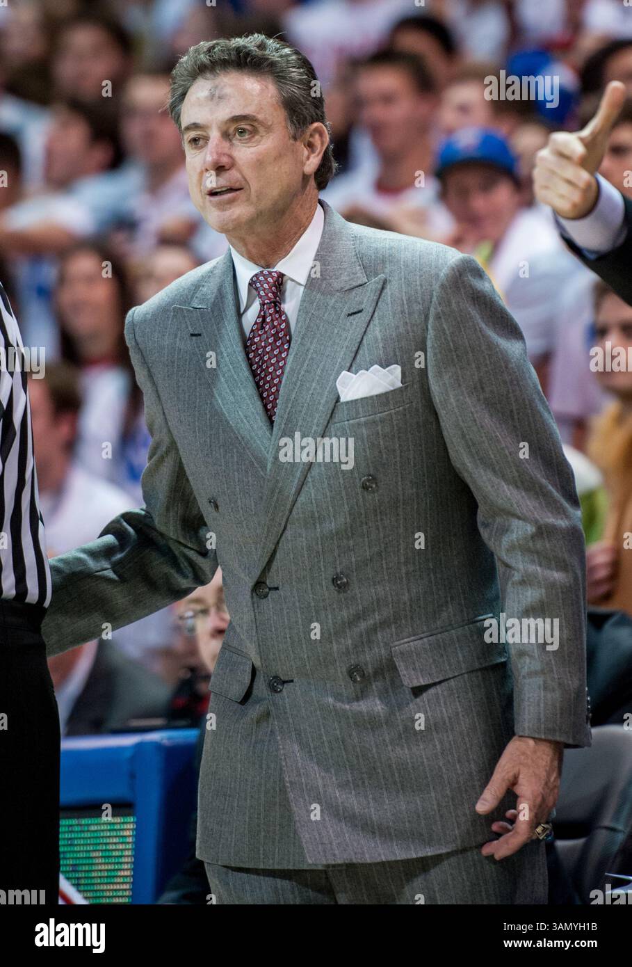 Il capo-allenatore dei Louisville Cardinals Rick Pitino in panchina.di una partita di basket maschile NCAA tra i Louisville Cardinals e i Mustangs SMU, mercoledì 5 marzo 2014 al Moody Coliseum di Dallas, Texas. Louisville vince 84-71.(immagine di credito: © Manny Flores/Cal Sport Media/ZUMAPRESS.com) Foto Stock