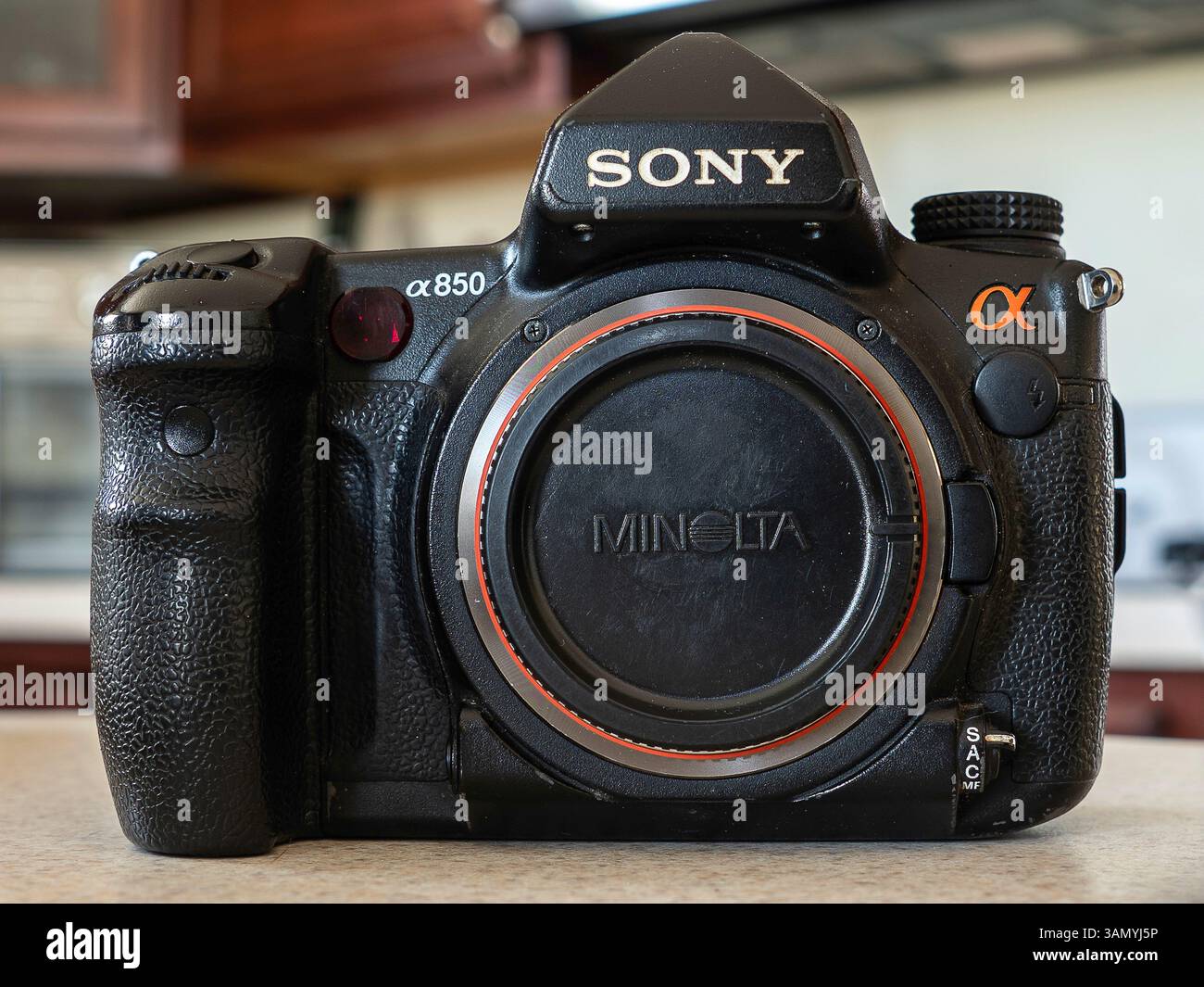 Fotocamera digitale Sony Alpha con copriobiettivo Minolta intercambiabile Foto Stock