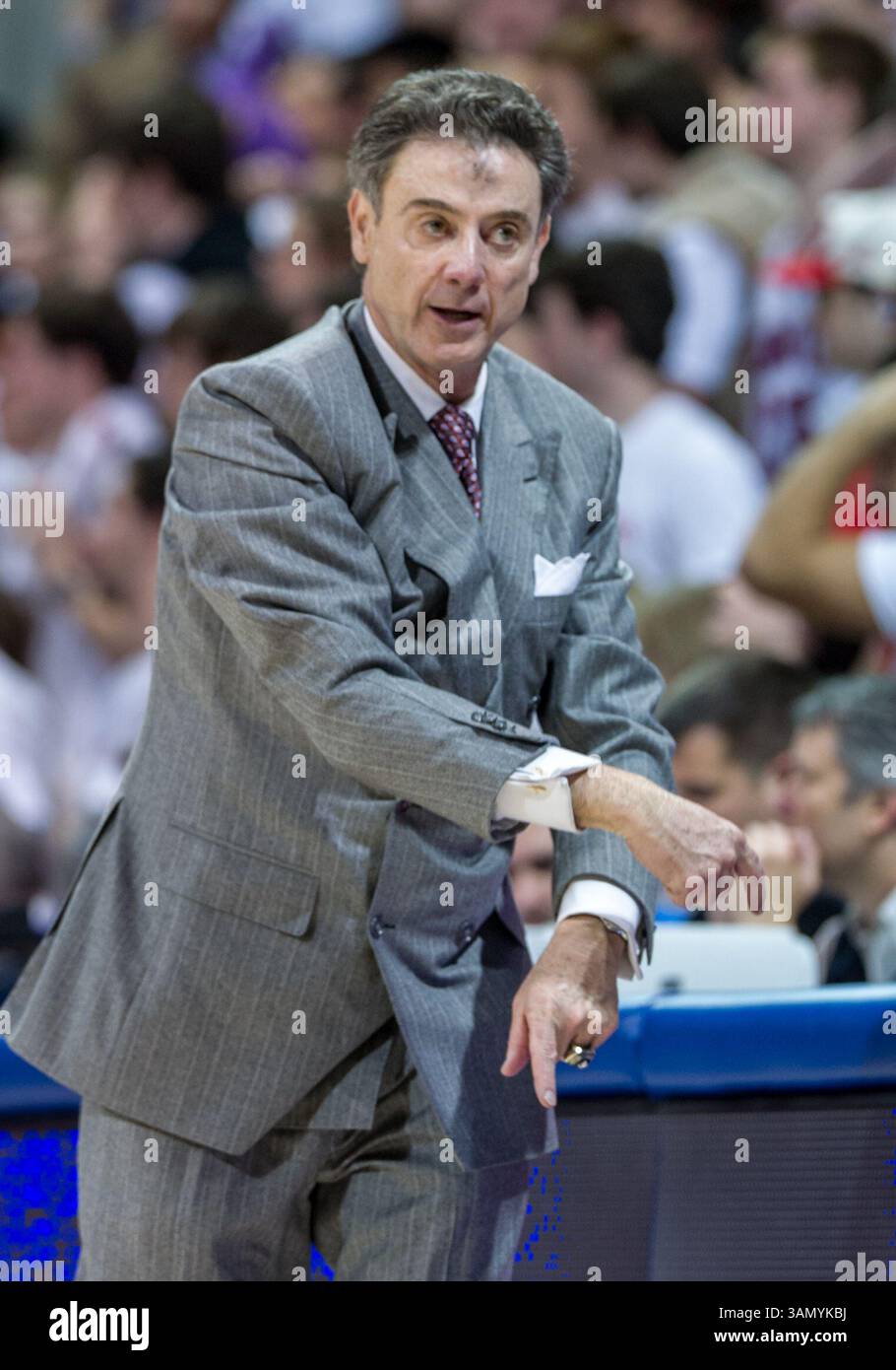 Il capo-allenatore dei Louisville Cardinals Rick Pitino a bordo campo.di una partita di basket maschile NCAA tra i Louisville Cardinals e le SMU Mustangs, mercoledì 5 marzo 2014 al Moody Coliseum di Dallas, Texas. Louisville vince 84-71.(immagine di credito: © Manny Flores/Cal Sport Media/ZUMAPRESS.com) Foto Stock