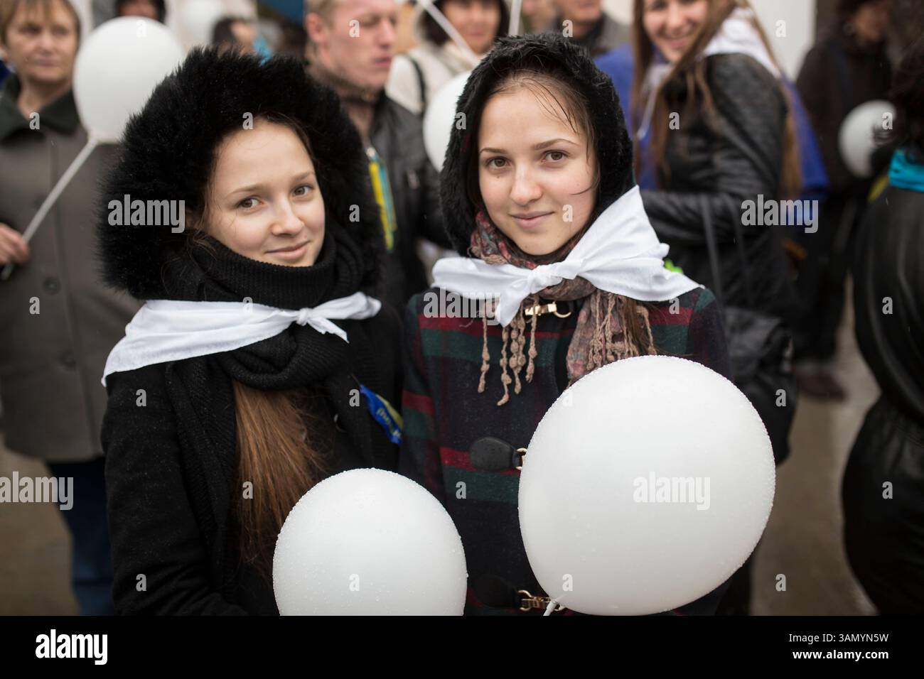 7 marzo 2014 - Crimea, Ucraina - decine di persone si sono incontrate nel parco di Schevchenko per pregare e proteste contro il referendum per legalizzare l'annessione del territorio da parte della Russia. I cittadini della Crimea chiedono la pace e mantengono unita l'Ucraina. Due giovani manifestanti, Olivia (a sinistra) e Natalia. . (Immagine di credito: © Michal Burza/ZUMA Wire/ZUMAPRESS.com) Foto Stock