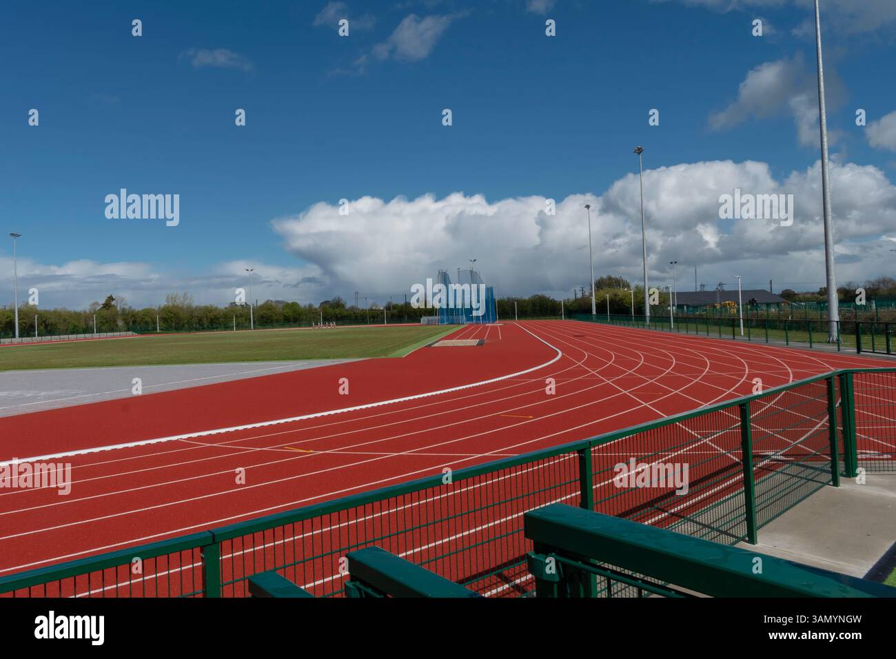 La pista da corsa, lo stadio atletico, il campo da atletica vuoto Foto Stock