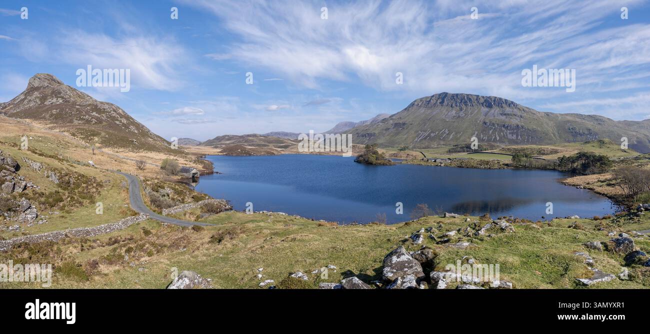 Vista panoramica del remoto lago Cregennan nelle montagne gallesi vicino a Dogellau, Gwnydd, Galles, Regno Unito il 9 aprile 2025 Foto Stock