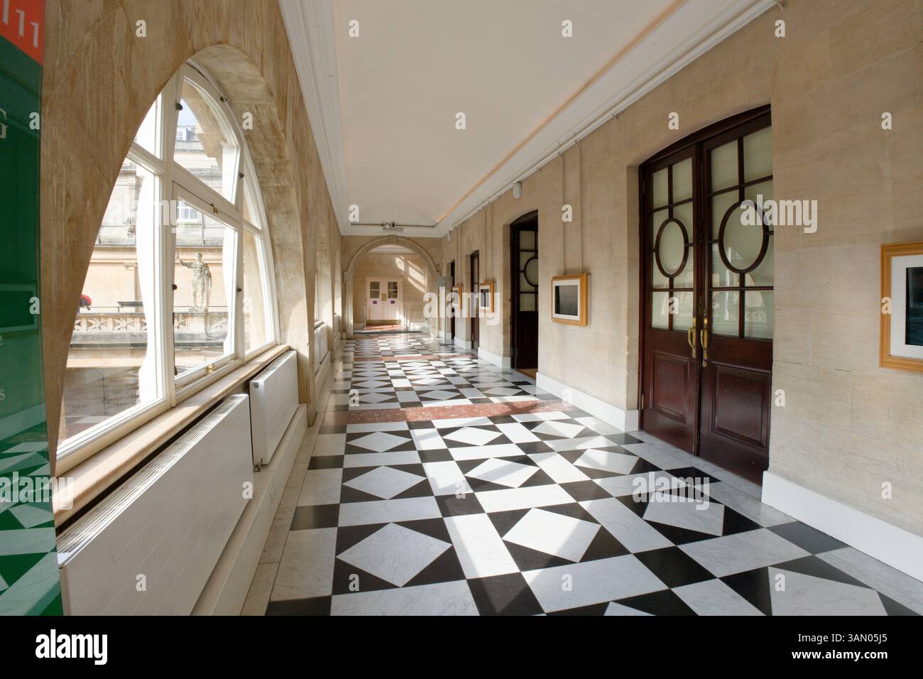 Corridoio del museo con pavimento piastrellato bianco e nero Foto Stock