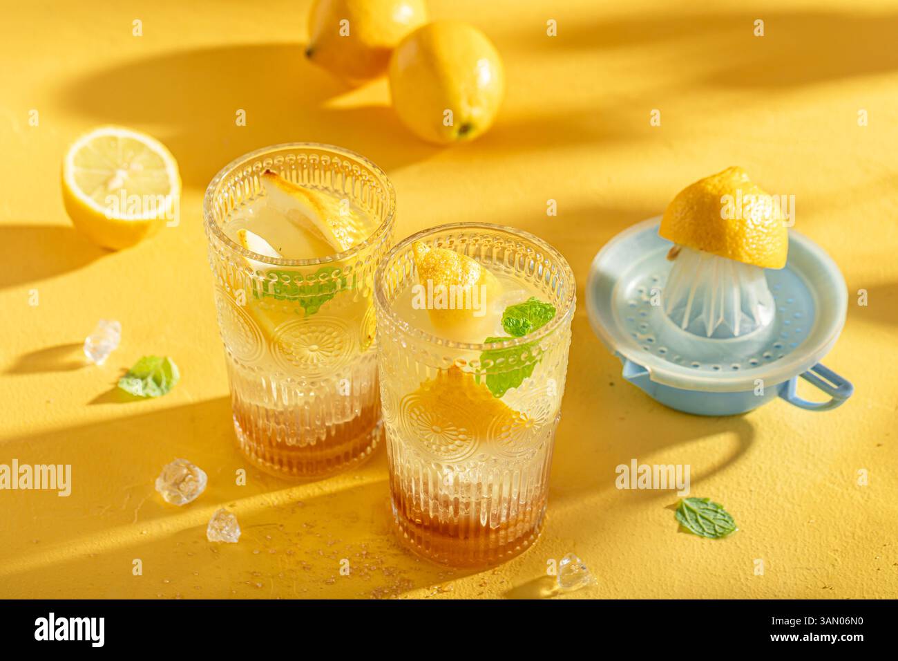 Limonata fresca a base di agrumi freschi. Limonata di frutta estiva. Foto Stock
