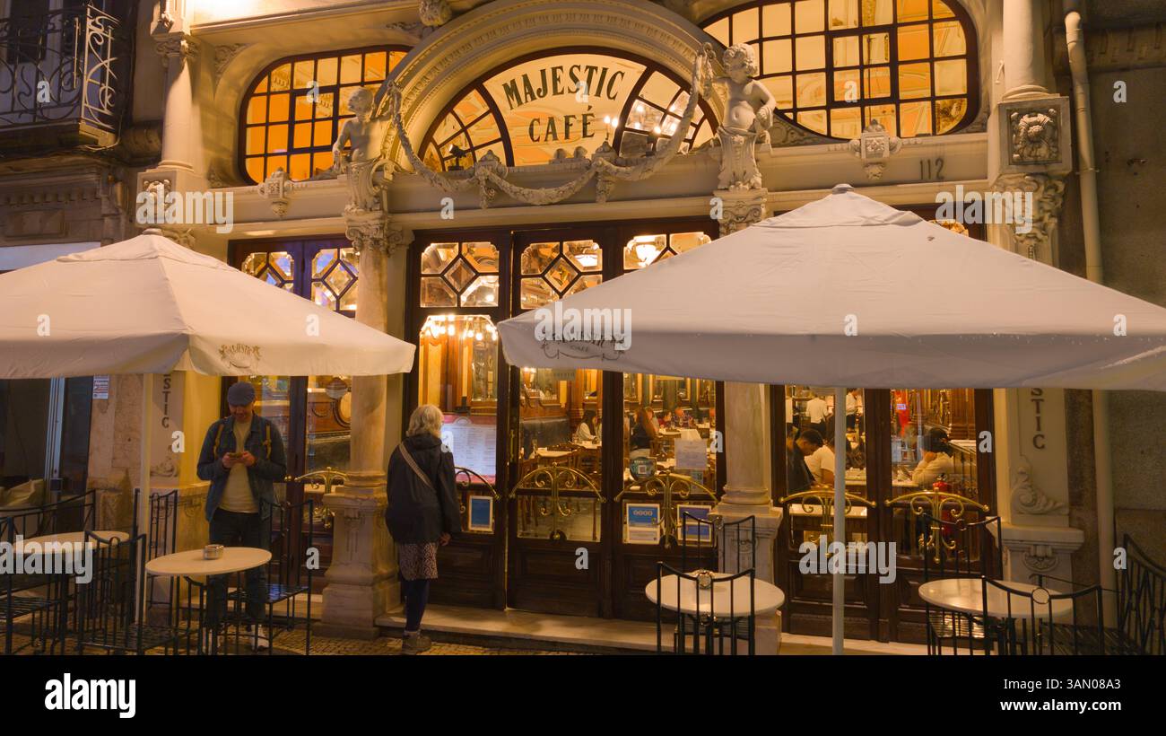 Il Majestic Cafe, famoso per l'uso da parte dell'autore JK Rowling. Facciata Art Déco. Porto, Portogallo - Immagine stock catturata con smartphone