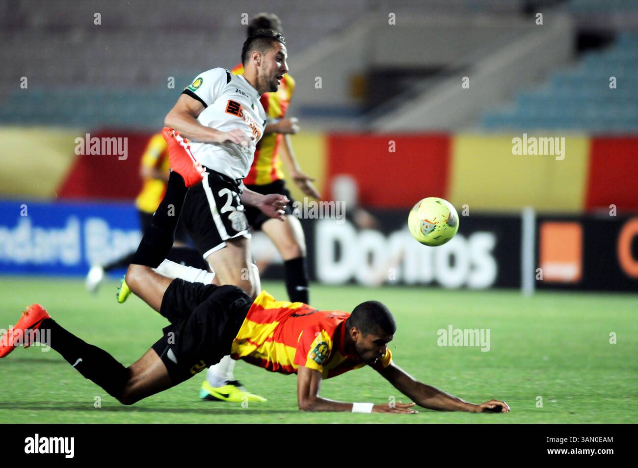 17 maggio 2014 - Tunisi, Tunisi, Tunisia - Mohamed Ben Mansour(R) (EST) e Rachid Nadji(23) (ESSetif) durante la partita per la prima giornata della African Champions League (CAF) (gruppo B), giocata sabato a Rades, tra l'Esperance sportiva di Tunisi (EST) e l'ESSetif dell'Algeria che ha vinto per 2/1. (Immagine di credito: © Chokri Mahjoub/ZUMAPRESS.com) Foto Stock