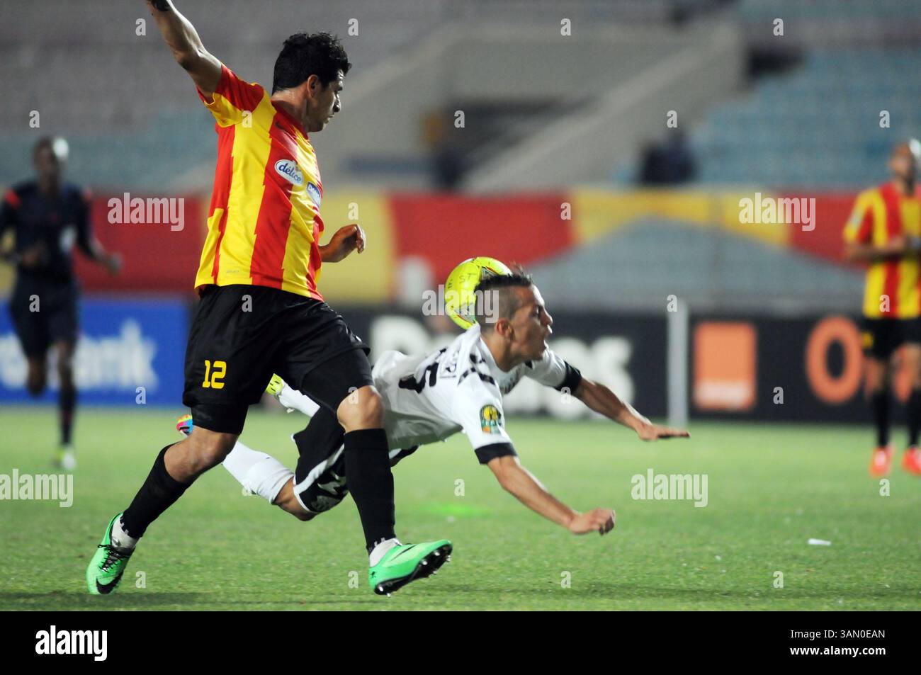 17 maggio 2014 - Tunisi, Tunisi, Tunisia - Khalil Chamam (12) (EST) e Hedi ben Belameiri (ESSetif) durante la partita per la prima giornata della African Champions League (CAF) (gruppo B), giocata sabato a Rades, tra l'Esperance sportiva di Tunisi (EST) e l'ESSetif dell'Algeria che ha vinto per 2/1. (Immagine di credito: © Chokri Mahjoub/ZUMAPRESS.com) Foto Stock