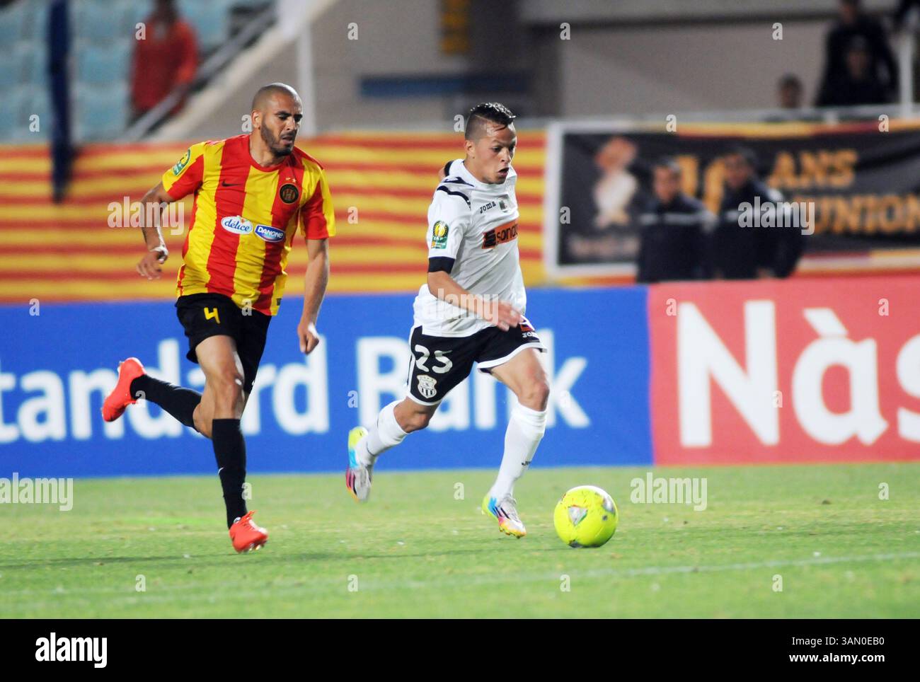 17 maggio 2014 - Tunisi, Tunisi, Tunisia - Housin Ragued(4) (EST) e Hedi Belameiri(25) (ESSetif) durante la partita per la prima giornata della African Champions League(CAF) (gruppo B), giocata sabato a Rades, tra l'Esperance sportiva di Tunisi (EST) e l'ESSetif dell'Algeria che ha vinto per 2/1. (Immagine di credito: © Chokri Mahjoub/ZUMAPRESS.com) Foto Stock