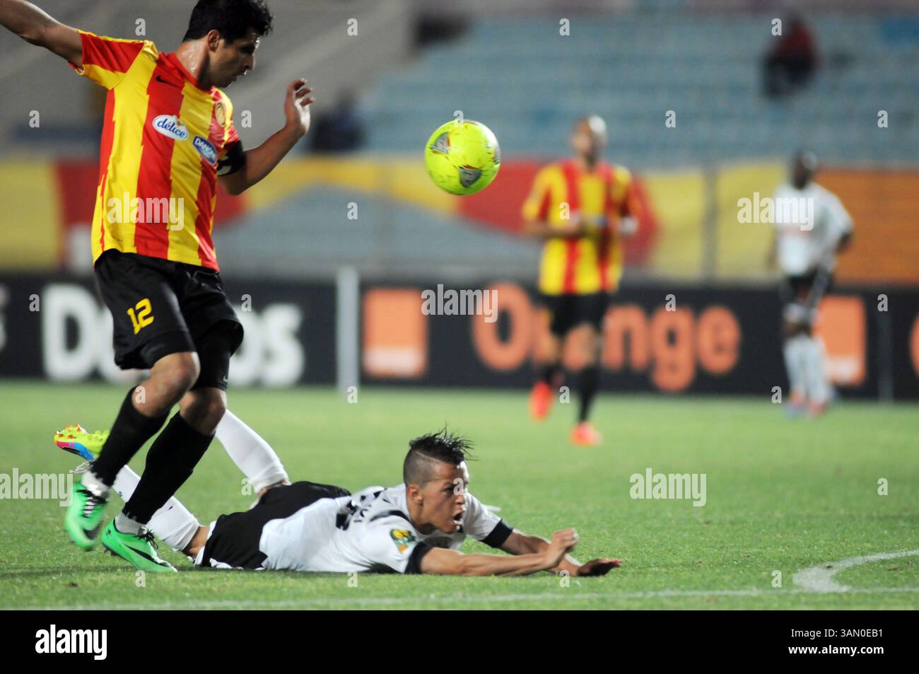 17 maggio 2014 - Tunisi, Tunisi, Tunisia - Khalil Chamam (12) (EST) e Hedi ben Belameiri (ESSetif) durante la partita per la prima giornata della African Champions League (CAF) (gruppo B), giocata sabato a Rades, tra l'Esperance sportiva di Tunisi (EST) e l'ESSetif dell'Algeria che ha vinto per 2/1. (Immagine di credito: © Chokri Mahjoub/ZUMAPRESS.com) Foto Stock