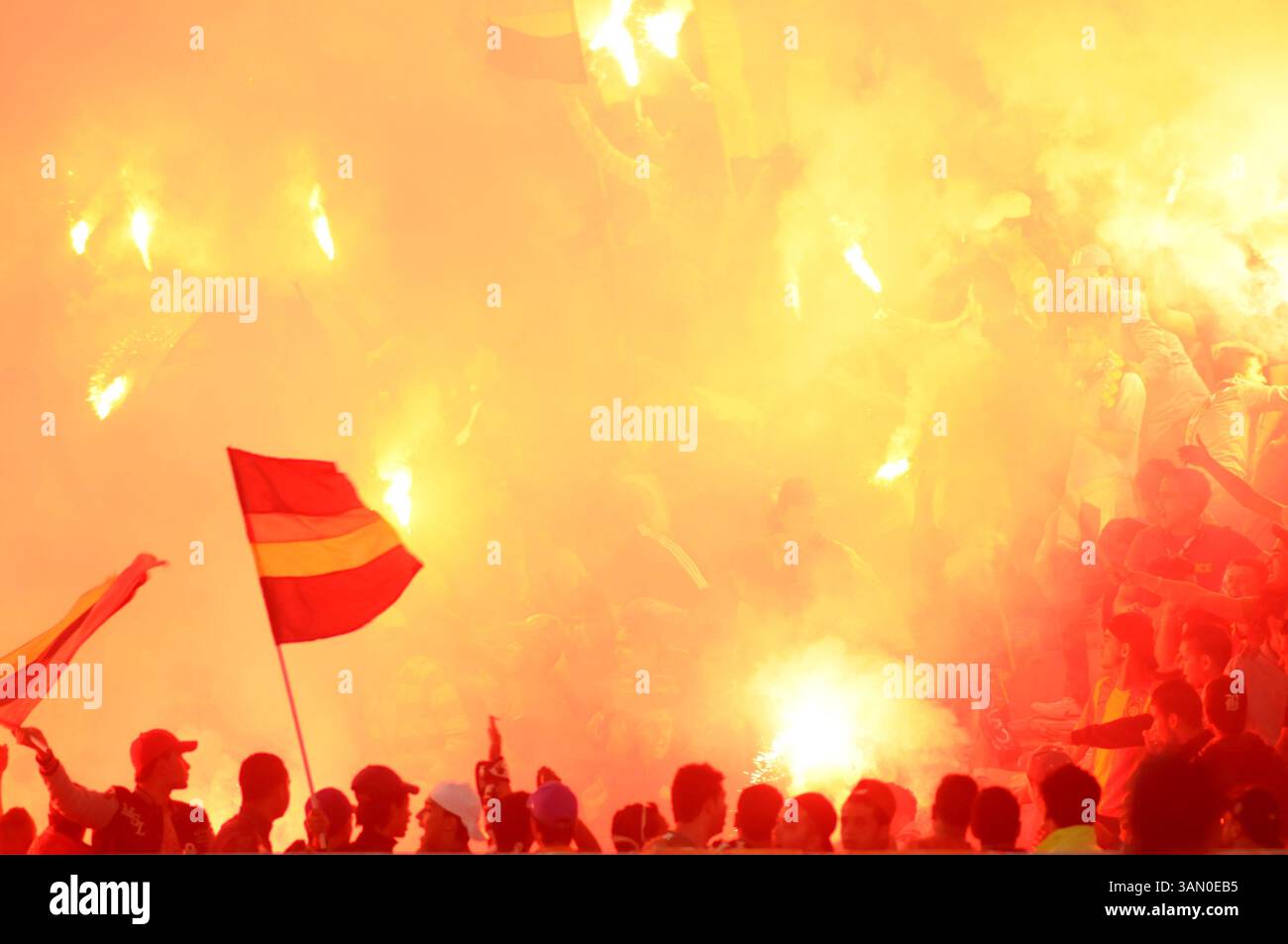 17 maggio 2014 - Tunisi, Tunisi, Tunisia - tifosi (EST) durante la partita per la prima giornata della African Champions League (gruppo B), giocata sabato a Rades, tra speranze sportive di Tunisi e Algeria e ESSetif di chi ha vinto per 2/1. (Immagine di credito: © Chokri Mahjoub/ZUMAPRESS.com) Foto Stock