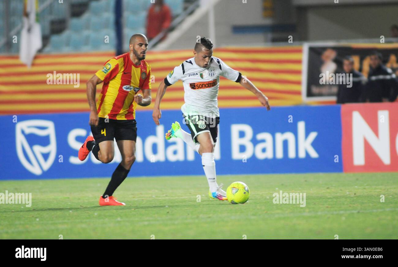 17 maggio 2014 - Tunisi, Tunisi, Tunisia - Housin Ragued(4) (EST) e Hedi Belameiri(25) (ESSetif) durante la partita per la prima giornata della African Champions League(CAF) (gruppo B), giocata sabato a Rades, tra l'Esperance sportiva di Tunisi (EST) e l'ESSetif dell'Algeria che ha vinto per 2/1. (Immagine di credito: © Chokri Mahjoub/ZUMAPRESS.com) Foto Stock