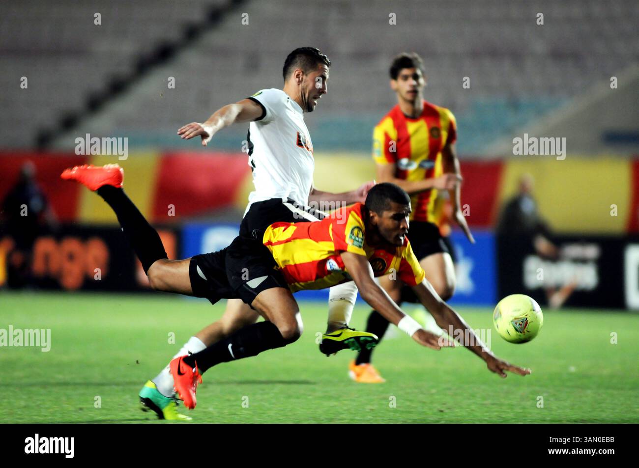 17 maggio 2014 - Tunisi, Tunisi, Tunisia - Mohamed Ben Mansour(R) (EST) e Rachid Nadji(L) (ESSetif) durante la partita per la prima giornata della African Champions League (CAF) (gruppo B), giocata sabato a Rades, tra l'Esperance sportiva di Tunisi (EST) e l'ESSetif dell'Algeria che ha vinto per 2/1. (Immagine di credito: © Chokri Mahjoub/ZUMAPRESS.com) Foto Stock