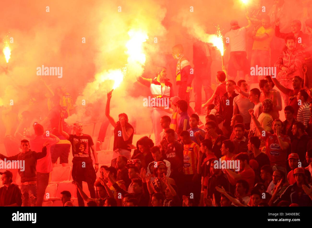 17 maggio 2014 - Tunisi, Tunisi, Tunisia - tifosi (EST) durante la partita per la prima giornata della African Champions League (gruppo B), giocata sabato a Rades, tra speranze sportive di Tunisi e Algeria e ESSetif di chi ha vinto per 2/1. (Immagine di credito: © Chokri Mahjoub/ZUMAPRESS.com) Foto Stock