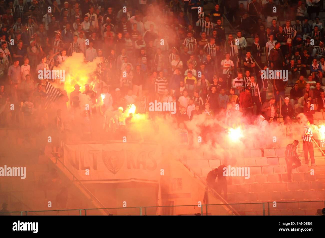 17 maggio 2014 - Tunisi, Tunisi, Tunisia - tifosi (E.S.Setif) durante la partita per la 1a giornata della African Champions League (gruppo B), giocata sabato a Rades, tra lo sport speranze di Tunisi e Algeria e ESSetif di chi ha vinto per 2/1. (Immagine di credito: © Chokri Mahjoub/ZUMAPRESS.com) Foto Stock