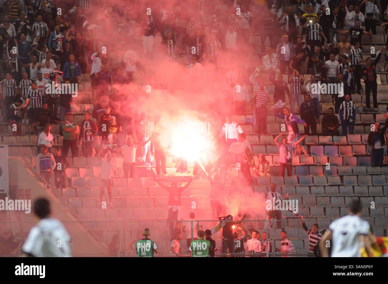 18 maggio 2014 - Tunisi, Tunisi, Tunisia - tifosi (E.S.Setif) durante la partita per la 1a giornata della African Champions League (gruppo B), giocata sabato a Rades, tra lo sport speranze di Tunisi e Algeria e ESSetif di chi ha vinto per 2/1. (Immagine di credito: © Chokri Mahjoub/ZUMAPRESS.com) Foto Stock