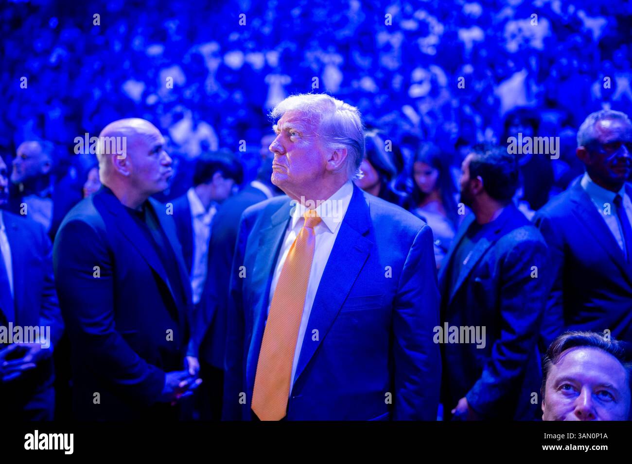 Miami, Stati Uniti. 12 aprile 2025. U. Il presidente Donald Trump vede la folla durante l'UFC 314 al Kaseya Center, 12 aprile 2025 a Miami, Florida. Trump, amico intimo del CEO di UFC, Dana White, è il primo presidente in carica a partecipare a un incontro di arti marziali miste. Credito: Daniel Torok/White House Photo/Alamy Live News Foto Stock
