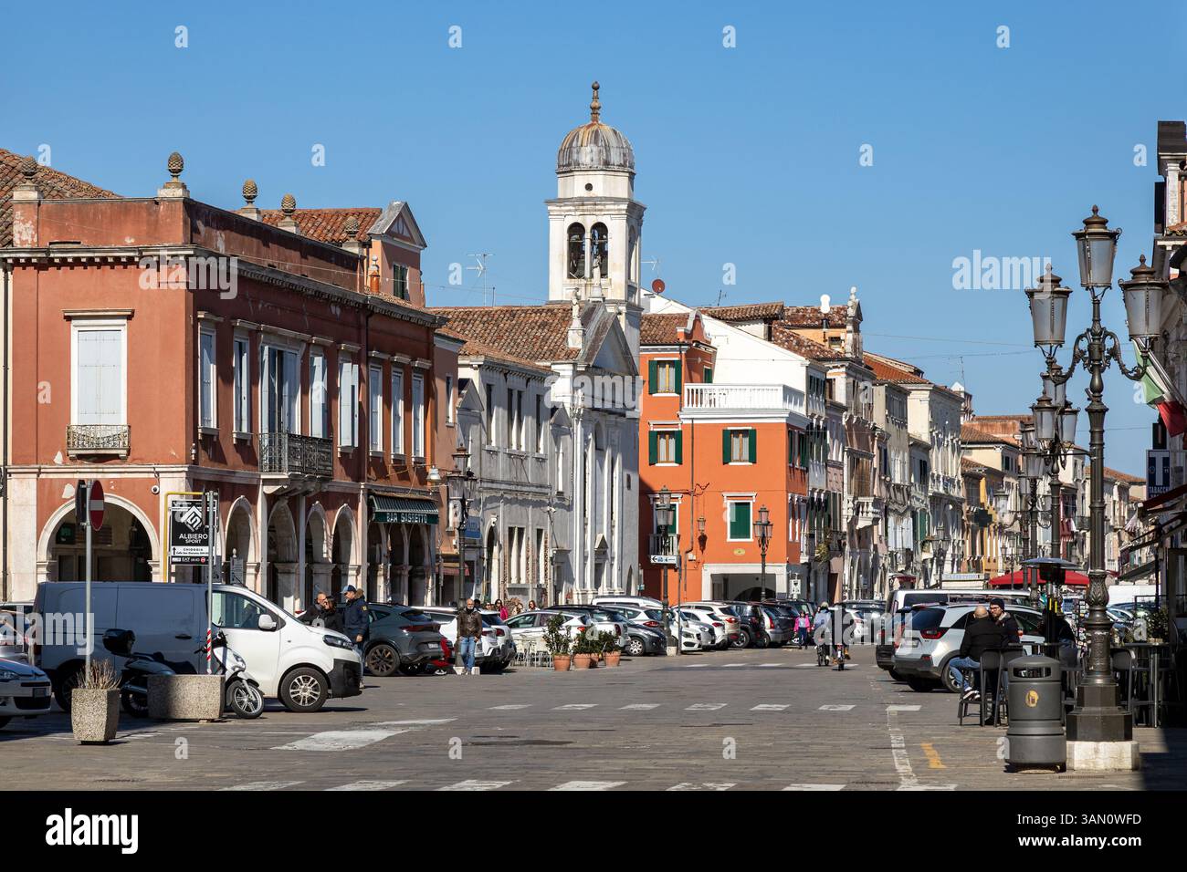 Chioggia, Italia - 3 marzo 2025: Veduta di corso del popolo, la strada principale del centro storico Foto Stock