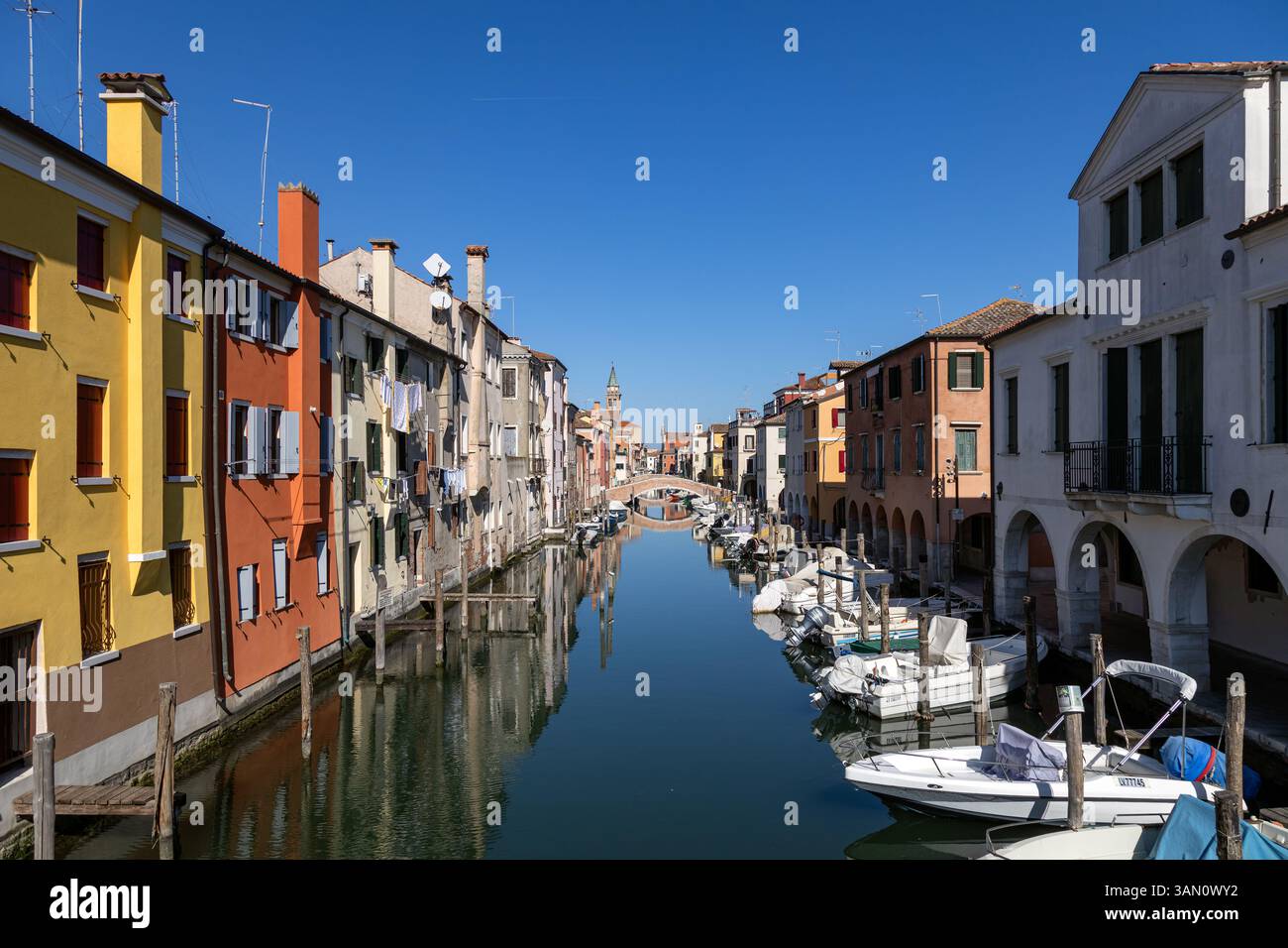 Chioggia, Italia - 3 marzo 2025: Vista del Canal Vena con barche ormeggiate, edifici colorati e riflessi nel centro storico della città Foto Stock
