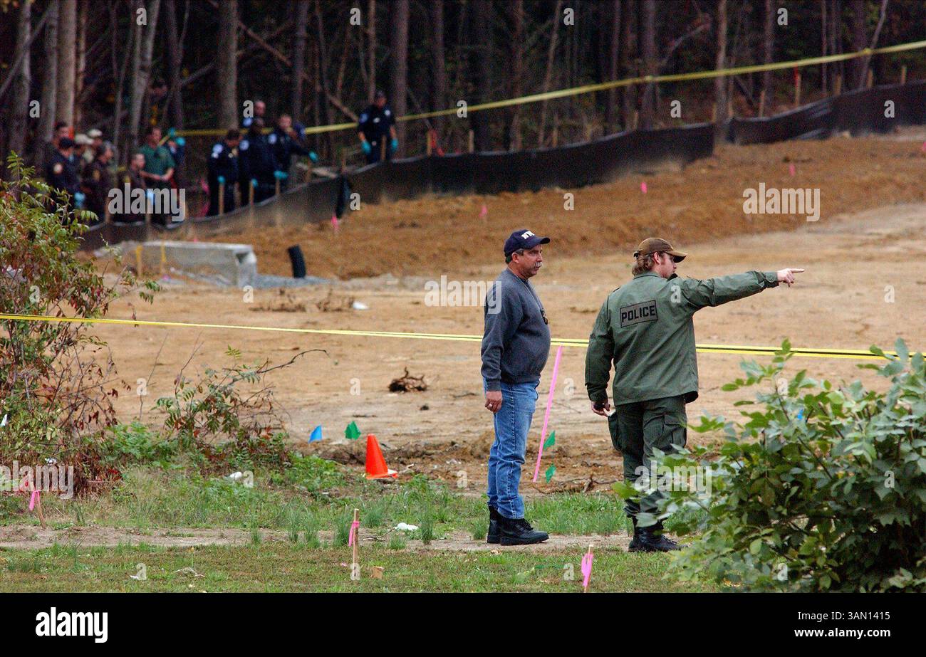 19 ottobre 2002 - Stati Uniti - KRT US NEWS STORY SLUGGED: SNIPER KRT PHOTO DI KEN CEDENO/KRT (20 ottobre) ASHLAND, va -- gli agenti di polizia PERLUSTRANO un'area boscosa domenica 20 ottobre 2002, vicino ad un ristorante Ponderosa dove un uomo di 37 anni è stato ucciso sabato 19 ottobre 2002 ad Ashland, Virginia. La polizia sta indagando per vedere se e' collegato a un cecchino che ha ucciso nove persone e ne ha ferite altre due nelle ultime tre settimane nell'area di Washington. (KRT) NC KD BL 2002 (Horiz) (gsb) (immagine di credito: © PHOTOGNOSOURCE/mct/ZUMAPRESS.com) Foto Stock