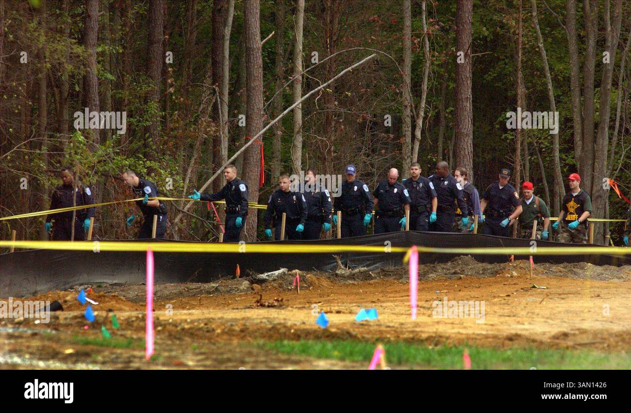 19 ottobre 2002 - Stati Uniti - KRT US NEWS STORY SLUGGED: SNIPER KRT PHOTO DI KEN CEDENO/KRT (20 ottobre) ASHLAND, va -- gli agenti di polizia PERLUSTRANO un'area boscosa domenica 20 ottobre 2002, vicino ad un ristorante Ponderosa dove un uomo di 37 anni è stato ucciso sabato 19 ottobre 2002 ad Ashland, Virginia. La polizia sta indagando per vedere se e' collegato a un cecchino che ha ucciso nove persone e ne ha ferite altre due nelle ultime tre settimane nell'area di Washington. (KRT) NC KD BL 2002 (Horiz) (gsb) (immagine di credito: © PHOTOGNOSOURCE/mct/ZUMAPRESS.com) Foto Stock