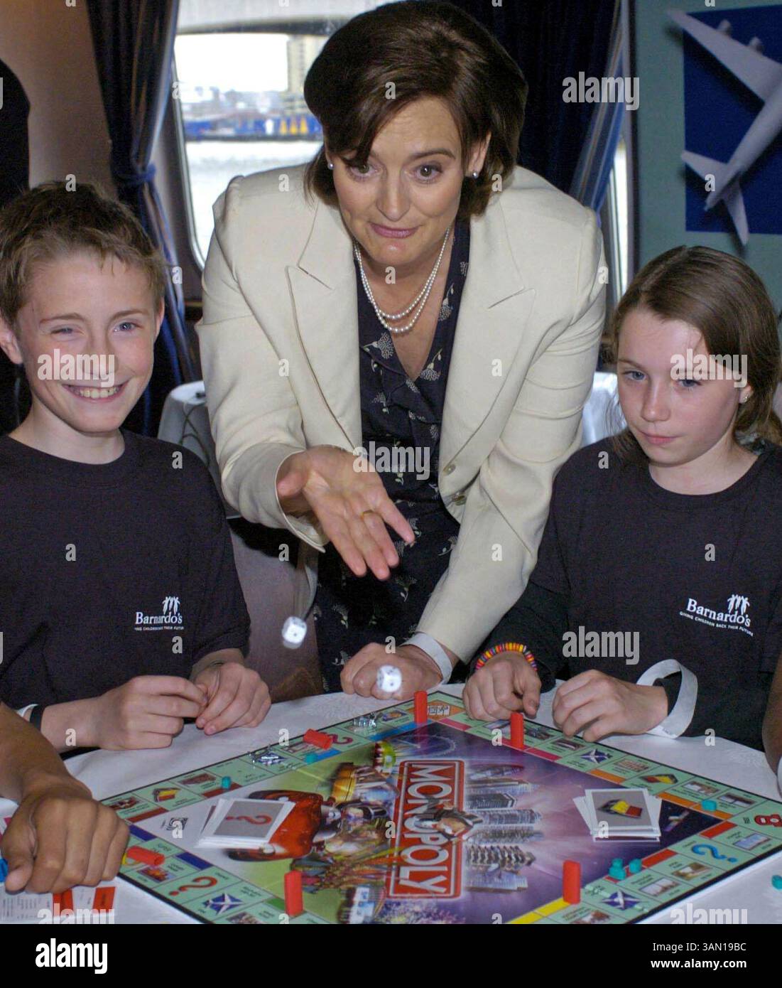 15 giugno 2005 - Stati Uniti - KRT SPETTACOLO STAND ALONE FOTO SLUGGED: MONOPOLI KRT FOTOGRAFIA DI MIKE PARTRIDGE/EXPRESS SYNDICATION (17 giugno) Cherie Blair in occasione della celebrazione del 70 ° anniversario del Consiglio Monopoli di Londra. Park Lane e Mayfair sono spariti, sostituiti da Canary Wharf e The City. I pezzi metallici dei giocatori sono stati aggiornati: Il vecchio stivale è diventato una lama a rullo, l'auto d'epoca è diventata un'auto da corsa e un telefono cellulare è stato introdotto. Monopoli è concesso in licenza o venduto in 80 paesi e stampato in 32 lingue. (lde) 2005 (immagine di credito: © Express Syndication/mct/ZUMAPRESS.com) Foto Stock